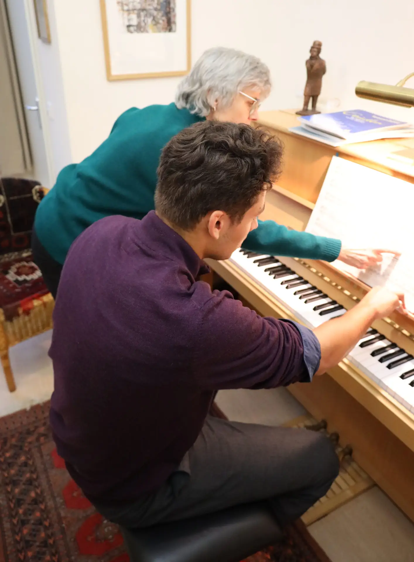 Lidwien Lauret geeft aanwijzingen tijdens de pianoles